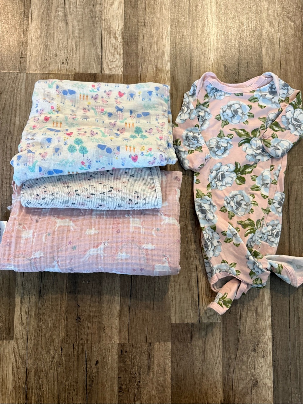 Baby girl bundle - swaddle blankets & knotted baby gown
